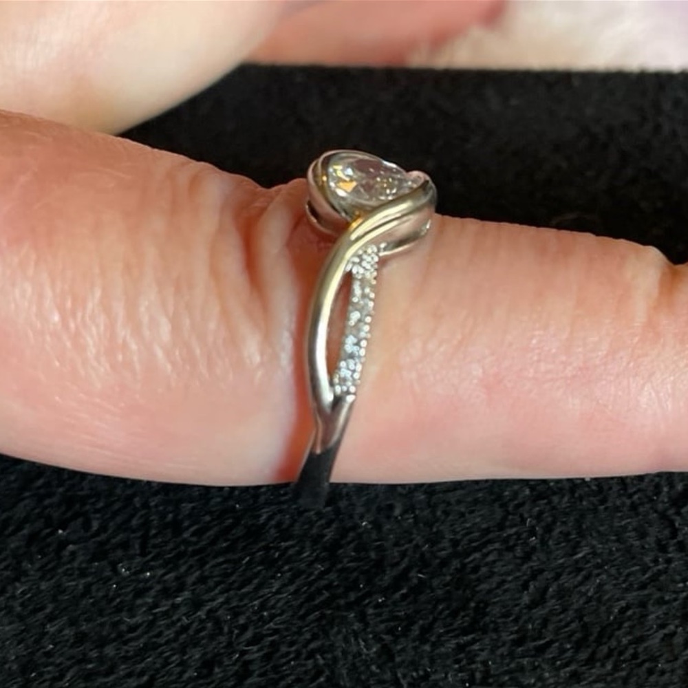 Gorgeous Certified 1.0 Round Brilliant Cut Moissanite Diamond Ring. Size 8 - Picture 8 of 11
